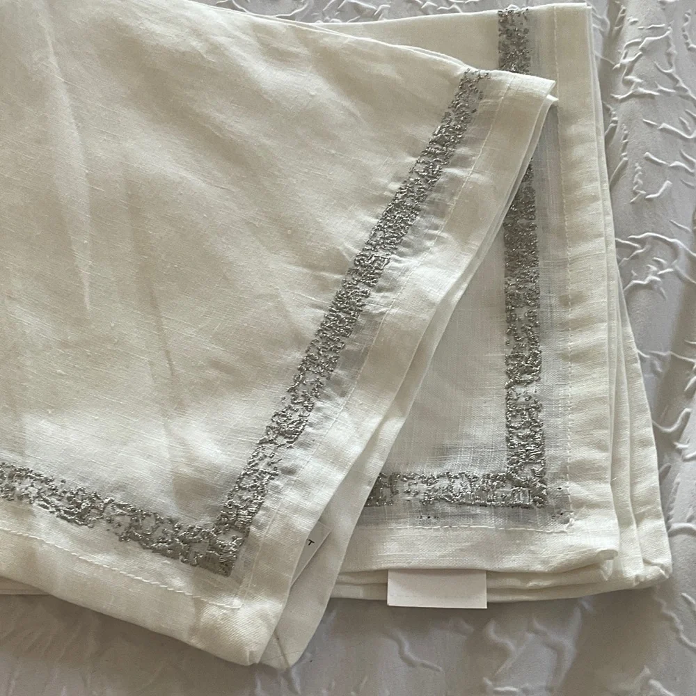 NWT KIM SEYBERT WHITE LINEN & SILVER METALLIC THREAD SET OF 2 impression napkin